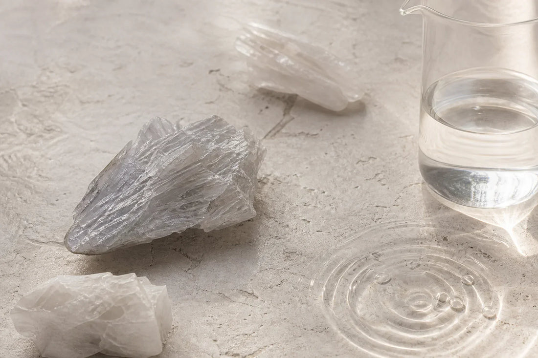Magnesium mineral specimens and clear glassware in a minimal daily nutrition study